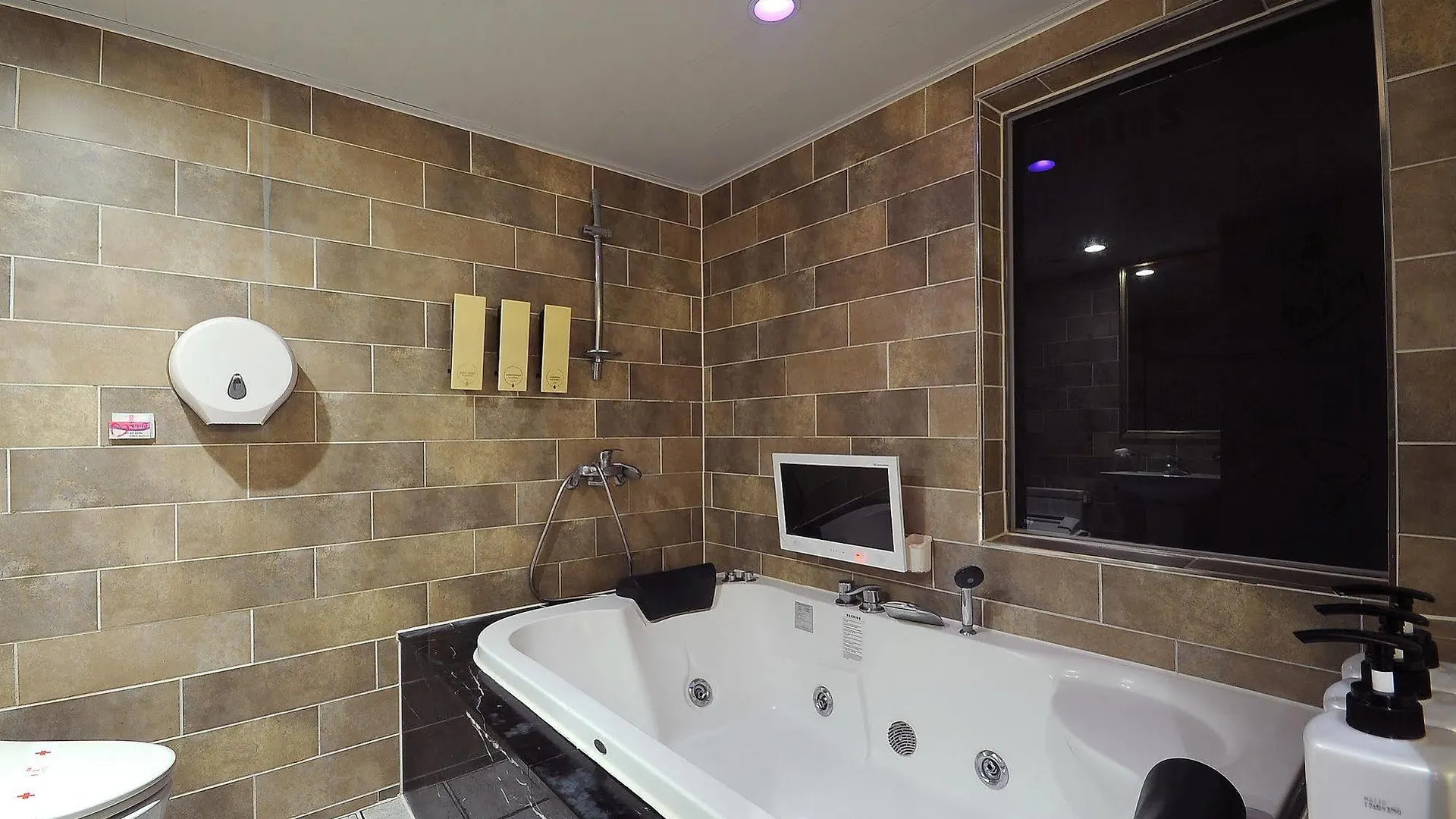 2 Heaven Hotel Busan 0*,  South Korea